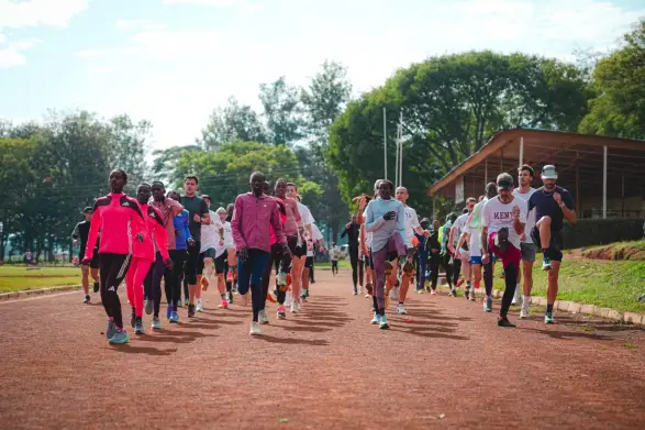 Тренировка в международном беговом лагере в Итене. Фото: runningcampkenya.com