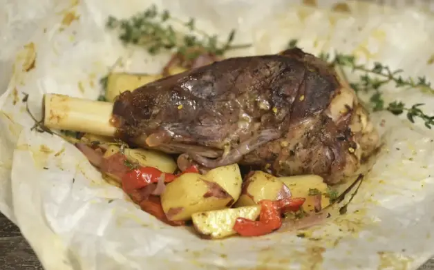 На греческих островах поздней осенью может быть прохладно, но клефтико — запеченая с картофелем, луком и перцем баранина — поможет согреться. Фото: elenisaltas.com