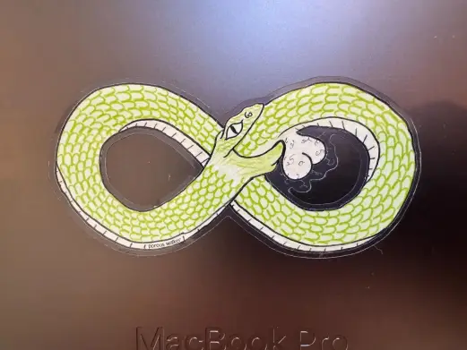 Такую наклейку с символом уробороса Тим Феррис налепил на крышку своего ноутбука, чтобы напоминать себе об опасности превращения в зацикленного на себе самооптимизатора