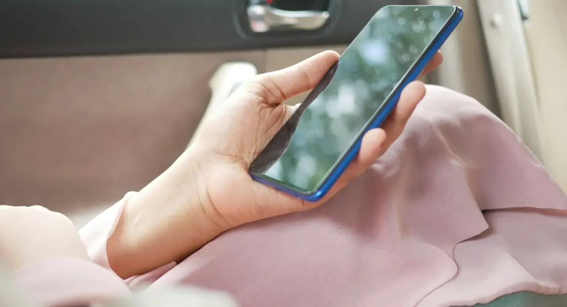 Ученые выяснили, как поглощенность родителей смартфонами влияет на детей