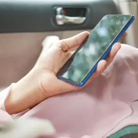 Ученые выяснили, как поглощенность родителей смартфонами влияет на детей