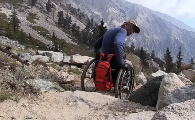 Бесстрашный путешественник Боб Кумбер пытается преодолеть один из самых сложных горных маршрутов на инвалидной коляске