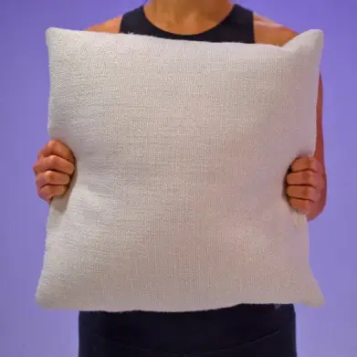 Для упражнений подойдет фитнес-мяч или обычная подушка.