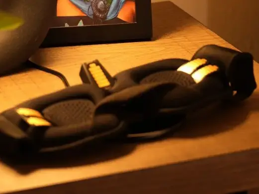 LucidMe PRO — мягкая маска на эластичном ремешке со встроенными датчиками, световыми модулями, динамиками и вибрацией. Ее работу координирует специальная ИИ-система SomnoAI, которая анализирует сон и подбирает стимулы в реальном времени.