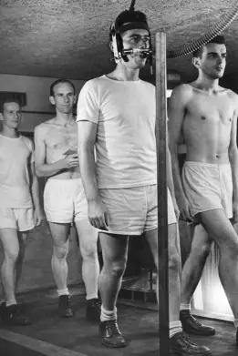 Участники Миннесотского эксперимента на беговой дорожке, 1945 год. Даже в состоянии полуголодания они продолжали обязательные физические тесты, по которым исследователи отслеживали, как организм экономит энергию.