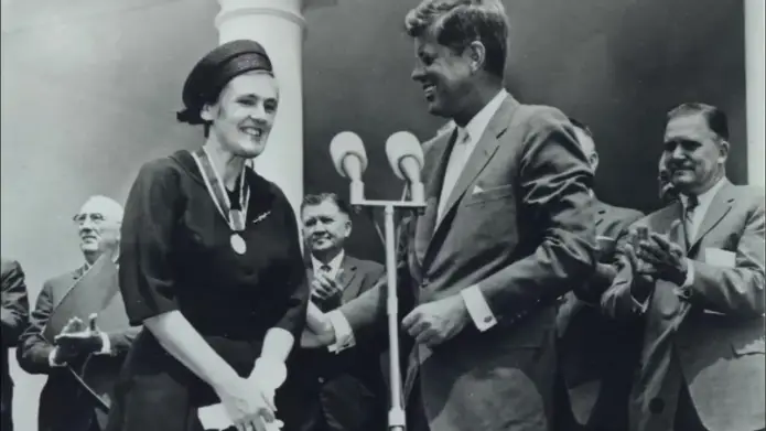 Фрэнсис Келси получает президентскую награду от президента Джона Ф. Кеннеди