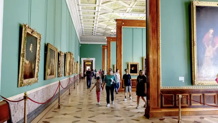 Поход в музей можно превратить в челлендж по креативности, если задать правильные рамки. Фото: Shutterstock