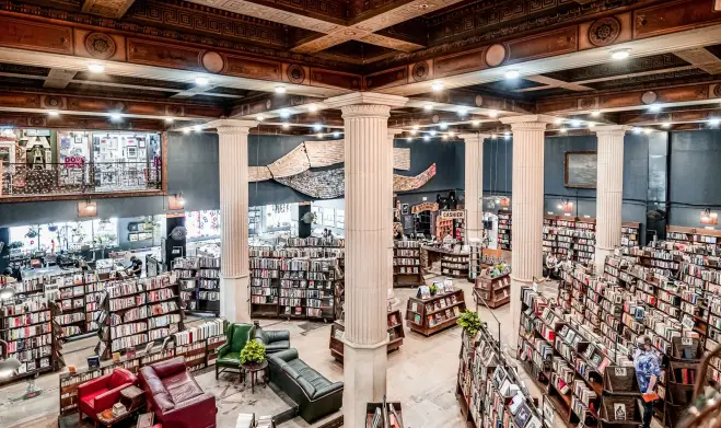The Last Bookstore в Лос-Анджелесе — крупнейший в Калифорнии магазин новых и подержанных книг с коллекцией более полумиллиона изданий и пластинок.