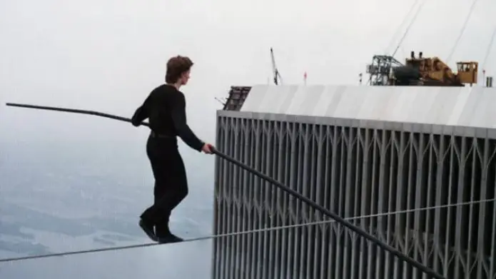 Канатоходец балансировал на высоте 415 метров почти час, после чего его арестовали