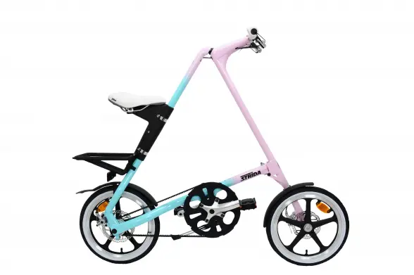 Strida LT — актуальная базовая модель Strida с треугольной алюминиевой рамой, 16-дюймовыми колесами, дисковыми тормозами и прорезиненным кевларовым ремнем вместо цепи. Ремень не требует смазки и не пачкает одежду, поэтому велосипед удобнее заносить в транспорт, офис или квартиру. Весит 10,63 кг, в сложенном виде занимает 113 × 29 × 58 см. После складывания Strida не нужно нести: она остается на двух колесах, и ее можно вести рядом с собой одной рукой. 
