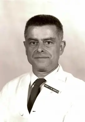 Джереми Ноа Моррис — эпидемиолог, заслуженный профессор общественного здравоохранения. Известен прежде всего исследованием 1953 года, в котором доказал пользу регулярной физической активности. В 1996 году на Олимпийских играх в Атланте удостоен золотой медали МОК за выдающийся вклад в науку о спорте и физической активности — вместе со своим американским коллегой Ральфом Паффенбаргером. Сам практиковал то, что проповедовал: до глубокой старости регулярно бегал и каждый день плавал. Умер в возрасте 99 с половиной лет.