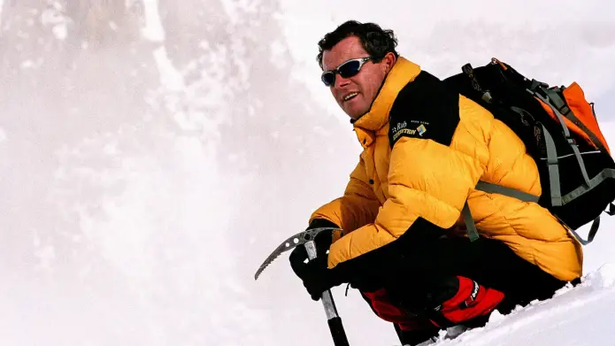 Фильм снят по книге одного из главных героев, альпиниста Джо Симпсона