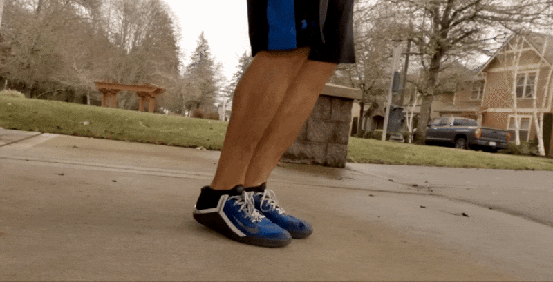 Ноги должны чуть отрываться от земли, колени слегка согнуты