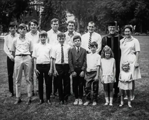 Семья Гэлвин в 1969 году, после получения Доном Гэлвином докторской степени в Университете Колорадо. Справа — Дон и Мими Гэлвин, рядом с ними их двенадцать детей: Дональд, Джим, Джон, Брайан, Майкл, Ричард, Джозеф, Марк, Мэттью, Питер, Маргарет и Мэри, позднее сменившая имя на Линдси. У шестерых сыновей — Дональда, Джима, Брайана, Джозефа, Мэттью и Питера — развилась шизофрения.