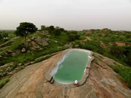 Бассейн Lakshman Sagar хорошо вписывается в ландшафт.