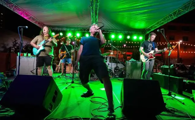 Мэтт Фарли и его друзья выступают на фестивале Motern Extravaganza. Помимо записи тысяч песен, музыкант регулярно устраивает многочасовые концерты для поклонников.