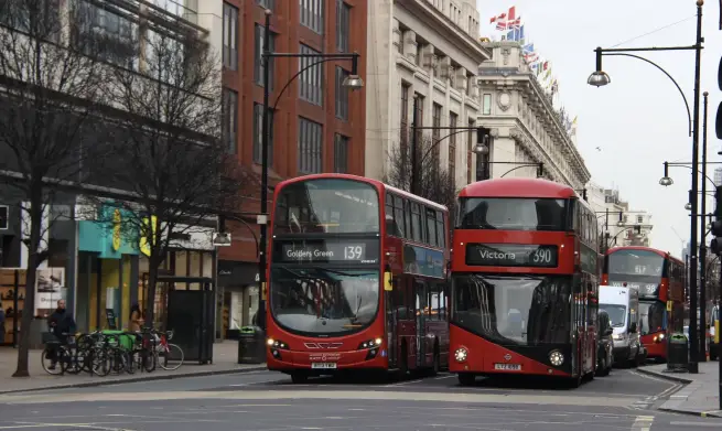 Современные версии двухэтажных автобусов — самый распространенный вид городского транспорта в Великобритании. Фото: Wirestock Creators/Shutterstock