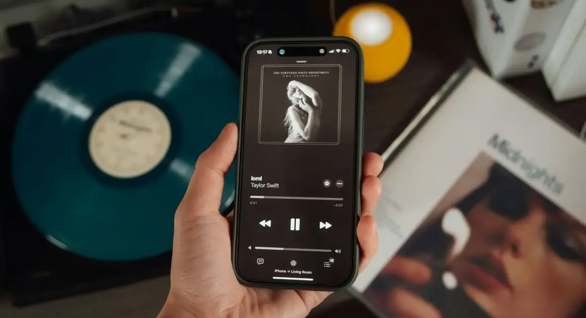 Тейлор Свифт регистрирует свой голос и образ для защиты от ИИ