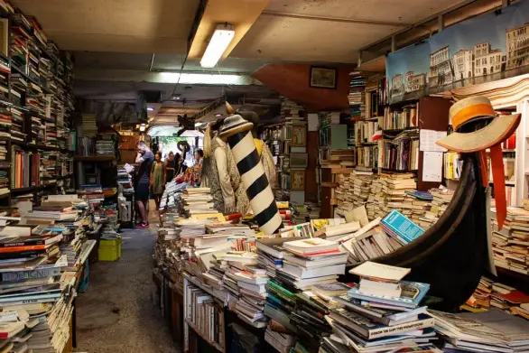 Внутри книжного магазина Libreria Acqua Alta прилавком служит гондола.