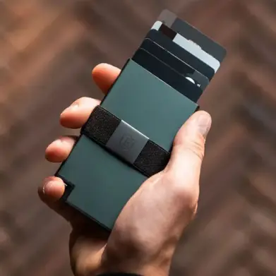 Даже умный бумажник не стоит забывать в метро или такси.