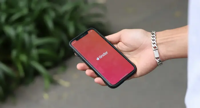 Tinder тестирует ИИ, сканирующий все фото на устройстве пользователя