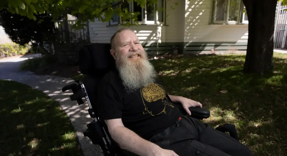 Покормить собаку силой мысли: как живет человек с мозговым имплантом