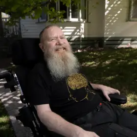 Покормить собаку силой мысли: как живет человек с мозговым имплантом