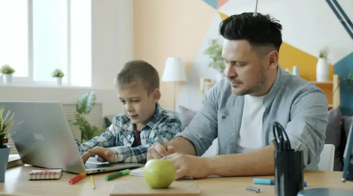 Чтобы объективно оценивать, насколько часто и тяжело ребенок болеет простудами, попробуйте вести дневник симптомов. Фото: Vitaly Gariev on Unsplash