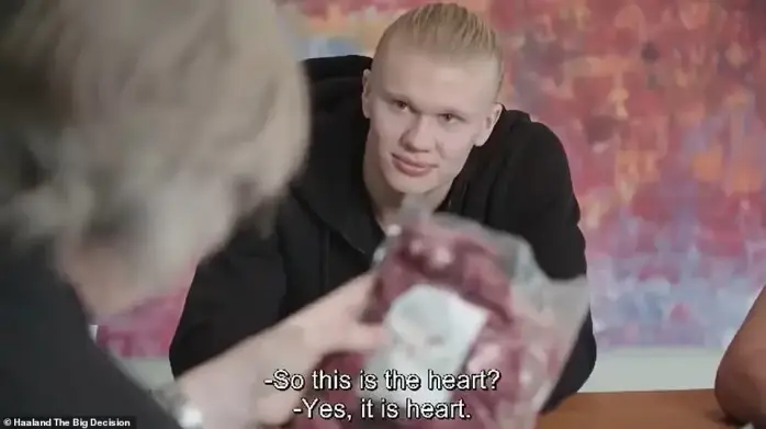 Кадр из документального фильма Haaland: The Big Decision. Субтитры: — Это что, сердце? — Да, это сердце.