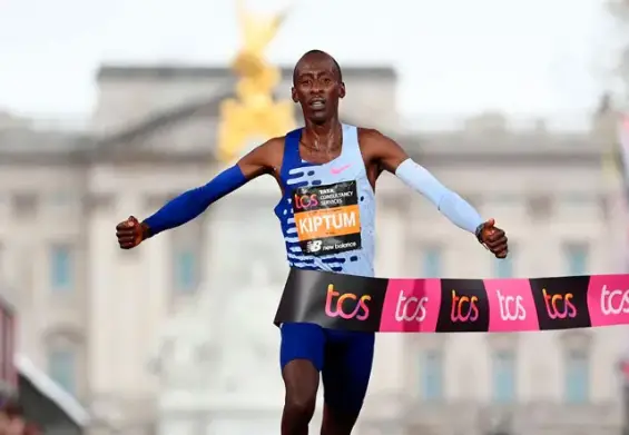 До Себастьяна Саве ближе всего к рекорду «марафон быстрее, чем за два часа» подошел 24-летний Келвин Киптум. Но триумфального пробега не случилось — Киптум погиб в автокатастрофе. 