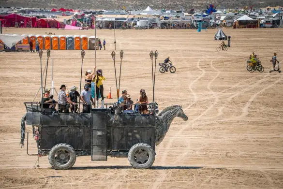 На время фестиваля участники забывают о своих ролях в повседневной жизни, все становятся равны. На фото: участники Burning Man передвигаются по территории на арт-мобиле. Shutterstock