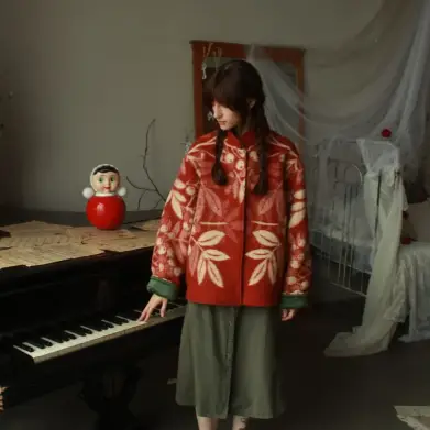 Куртка бренда «Реюз Союз» на модели.