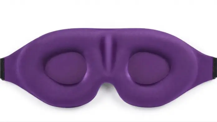 В одном из тестов маску MZOO проверяли мощными студийными лампами, которыми светили прямо в лицо; в таких экстремальных условиях она блокировала свет лучше 12 масок такого же типа.