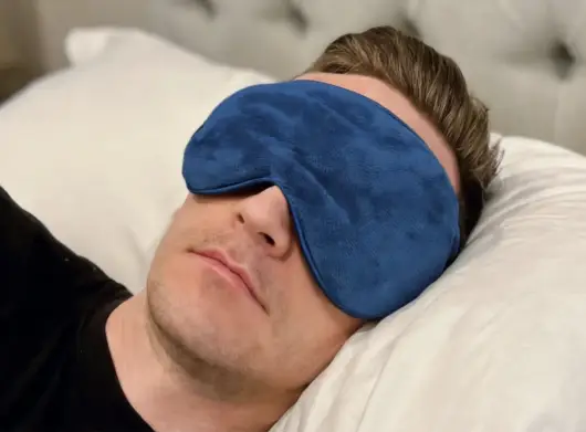 Barmy — довольно тяжелая маска: около 370 граммов. Благодаря этому она плотнее прилегает к лицу. Но из-за веса она, как и другие маски такого типа, не подходит для длительного сна в сидячем положении, так что это не лучший выбор для поездок.