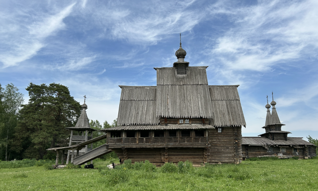 Деревянные храмы в урочище Введенское-Борисовка. Это не русская древность, а частные постройки 2000-х годов. Под широкими лестницами храма отдыхают коровы