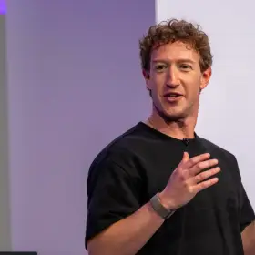 Meta* разрабатывает ИИ-двойника Цукерберга