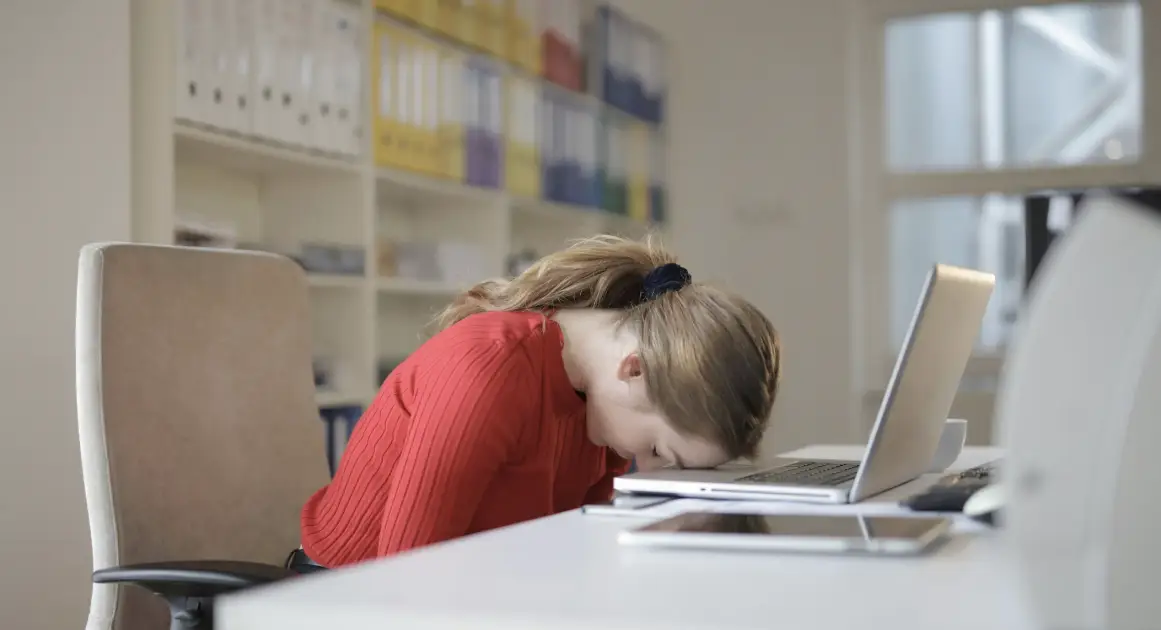 Почему мы «зависаем» от недосыпа, о чем говорит новый гормон стресса и как банан портит смузи