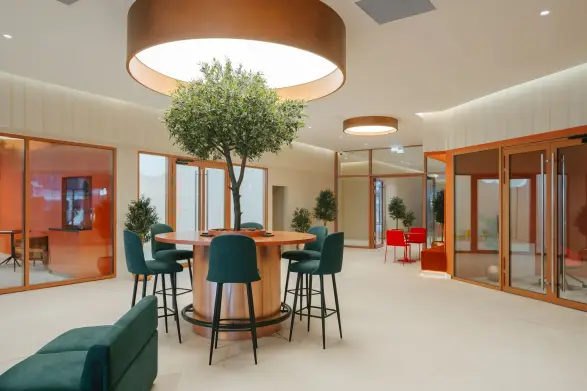 Пример нового устройства общественного пространства: холл и зона коворкинга в ЖК «Архитектор» на юго-западе Москвы