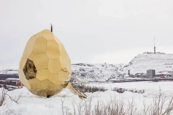 Яйцо побывало в европейских столицах и даже в США