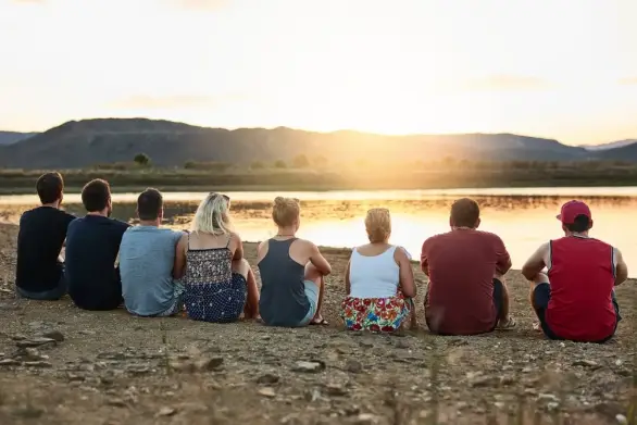 На ретритах люди проходят через невероятный, наполняющий энергией опыт. Вернувшись, они рассказывают о возникшей близости, о том, как за несколько дней открылись незнакомым людям настолько глубоко, насколько не открывались близким. Фото: Shutterstock