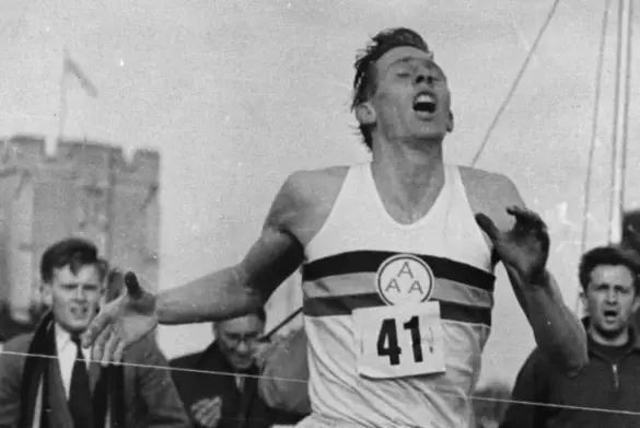 Роджер Баннистер — первый человек, пробежавший милю быстрее, чем за 4 минуты. Но в историю он вошел благодаря эффекту, который (якобы) разрушает психологический барьер на пути к спортивным достижениям.