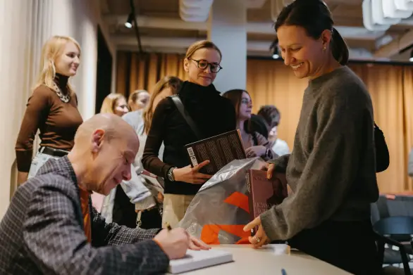 Автограф-сессия. Фото: Lena Lookan