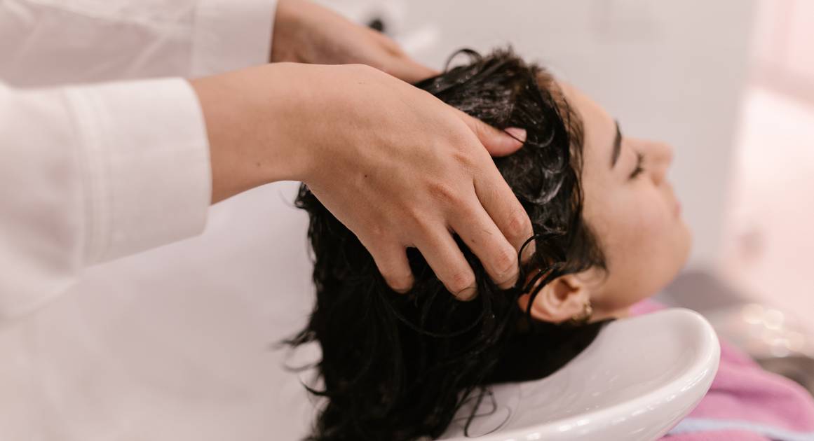 Защита вьющихся волос от влаги: 10 советов, которые помогут взять локоны под контроль