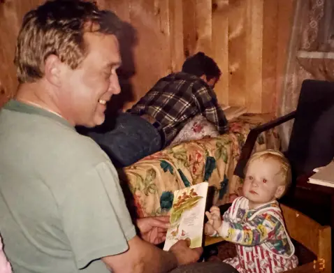 Здесь папа читает брату, а я на заднем плане с книжкой