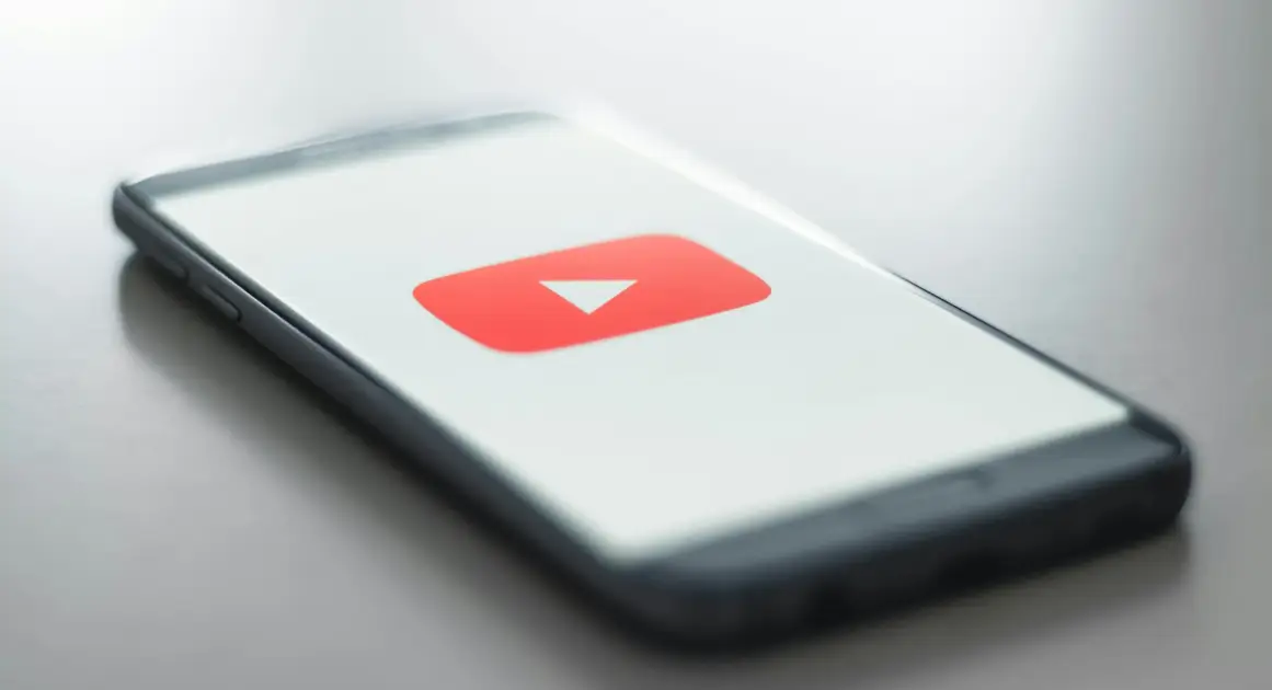 YouTube начнет автоматически помечать созданные при помощи ИИ ролики