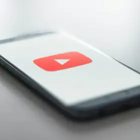 YouTube начнет автоматически помечать созданные при помощи ИИ ролики