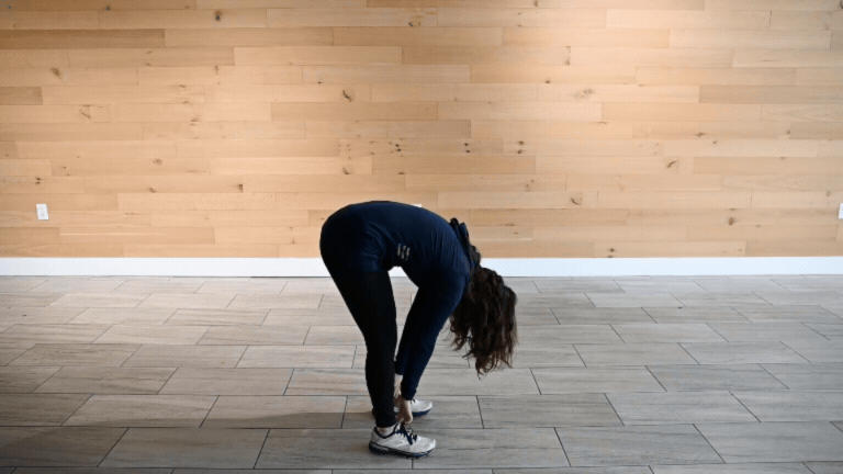 Наклоны вперед помогают размять позвоночник перед тренировкой