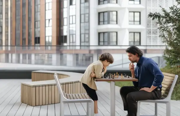 Внутренний двор без автомобилей с двумя уровнями: здесь можно играть с детьми или заниматься спортом