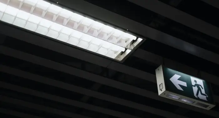 Мы проводим под этим светом весь день. Ученые считают, что он вредит метаболизму
