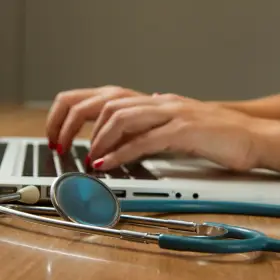 Отключения интернета мешают работе каждого второго врача в России